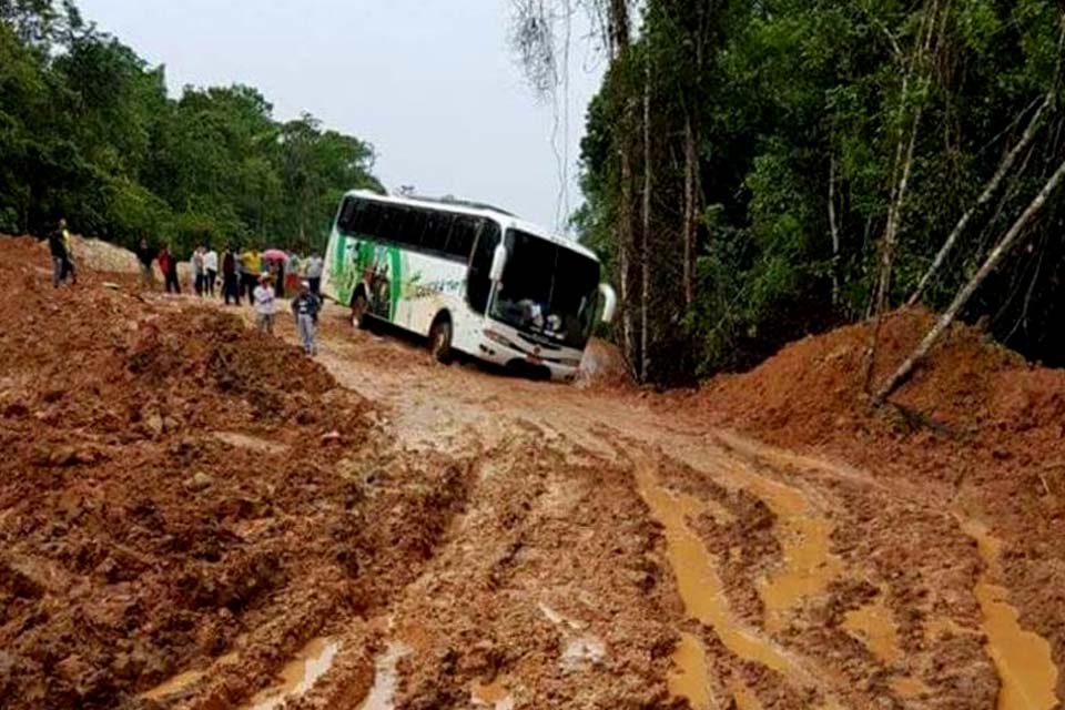Obras da BR-319, no trecho entre Porto Velho e Manaus, vão continuar travadas pelo menos até início de 2019, diz ministro