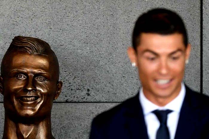 Busto ridicularizado de Cristiano Ronaldo em aeroporto é trocado 'na calada da noite'