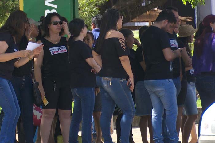 Professores estaduais em greve realizam protesto com camisetas pretas 