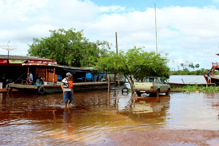Rio Mamoré ultrapassa cota de inundação e água invade ruas 