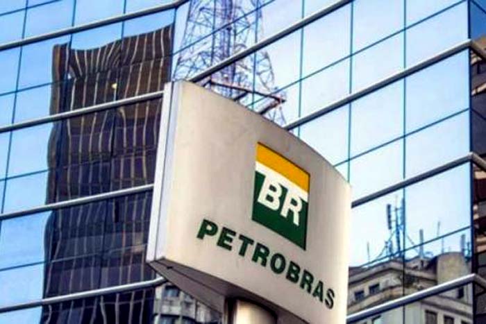 Após semana com preço estável, Petrobras volta a baixar gasolina
