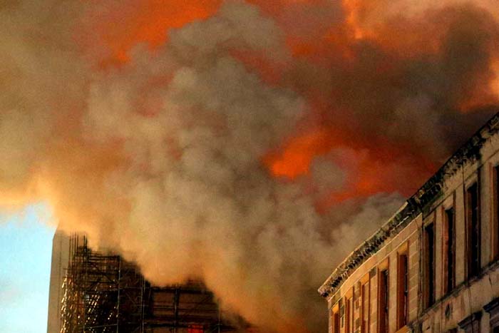 Fogo destrói prédio de famosa escola de arte na Escócia