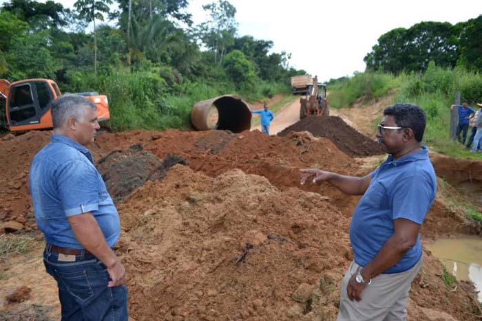 Só na Bença visita obras de instalação de tubos armcos em Primavera de Rondônia