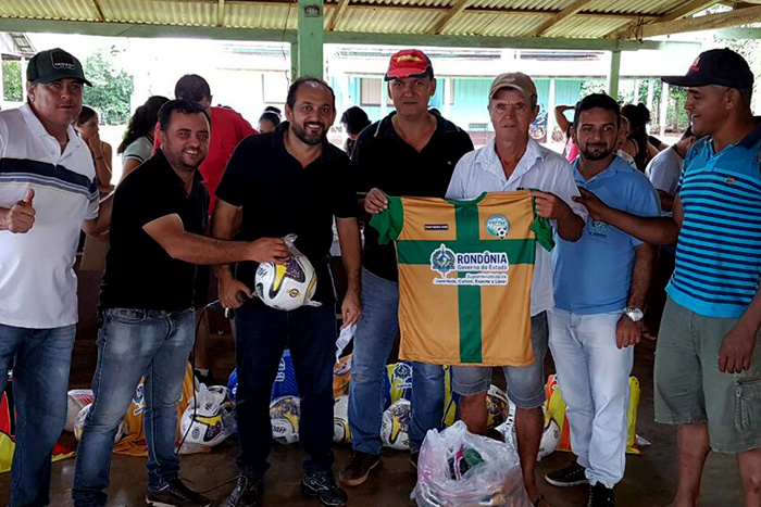 Laerte Gomes acompanha entrega de kits esportivos na região de Porto Murtinho
