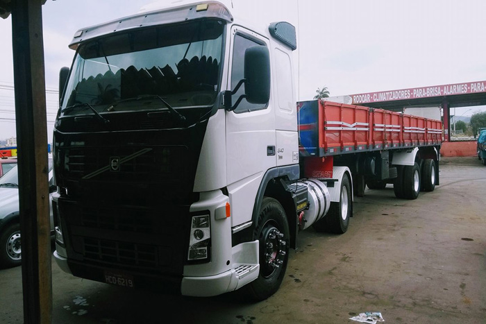 Jaru: Ladrões roubam caminhão com carga de madeira e deixam caminhoneiro amarrado