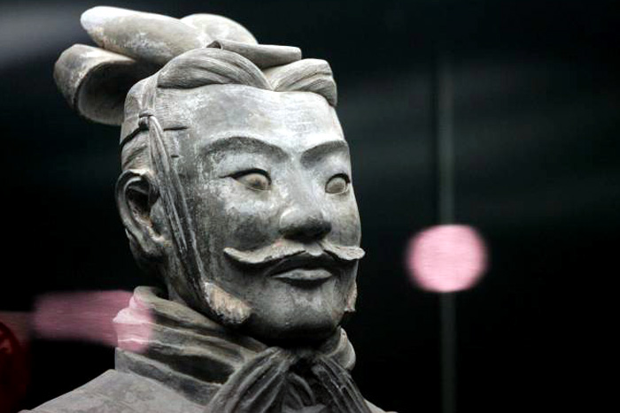 Americano rouba polegar de estátua chinesa de 2.000 anos