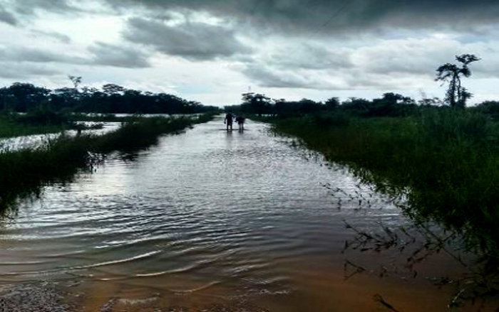 Enchente impossibilita trânsito em estrada rural próximo ao Distrito Estrela 