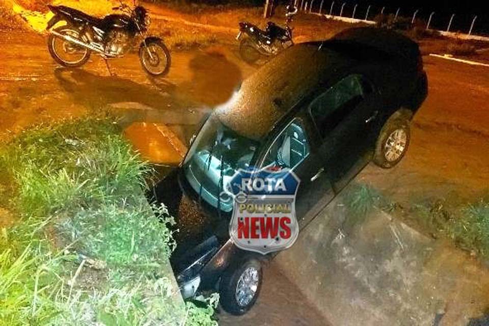 Motorista Abandona Ve Culo Ap S Carro Cair Em Vala Na Lateral Da Br