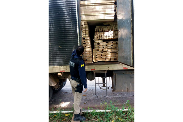 Ariquemes: PRF apreende caminhão com madeira irregular 