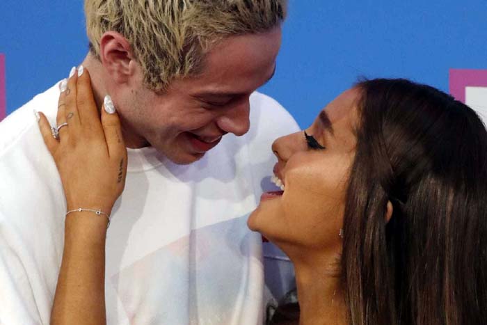 Após morte de ex, Ariana Grande termina noivado com humorista