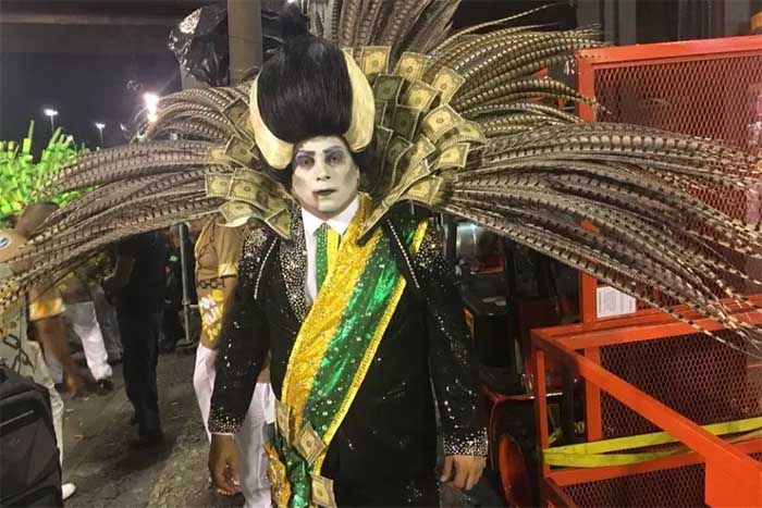 Globo ignora crítica social e Temer retratado como vampiro em escola de samba do Rio