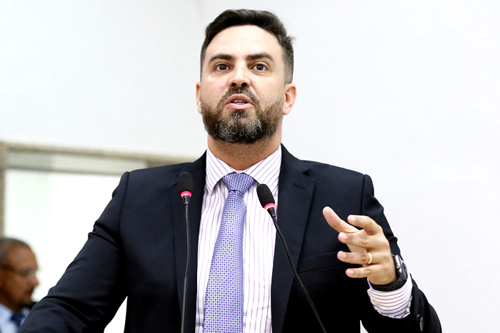  Léo Moraes apoia ação social na Escola Capitão Cláudio Manoel da Costa