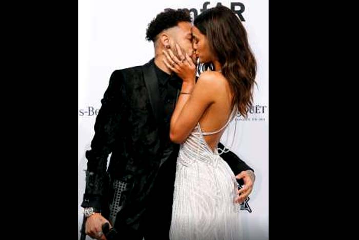 Neymar beija Bruna Marquezine e arremata joia para a namorada em leilão de gala
