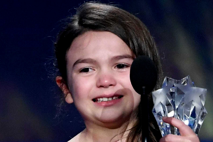 Em lágrimas, atriz de sete anos recebe prêmio e deixa plateia comovida