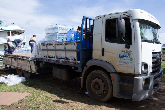 Distritos e comunidades de Porto Velho recebem água mineral e cestas básicas