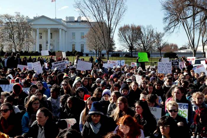 Estudantes nos EUA protestam por controle de armas mais rígido