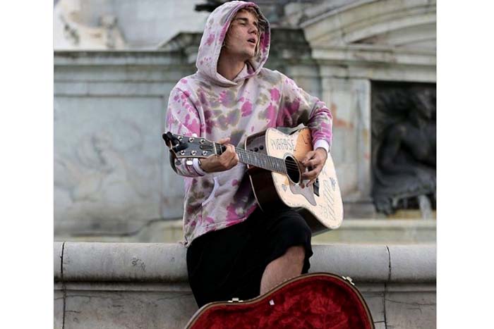 Justin Bieber faz show ao vivo e de graça no meio da rua em Londres