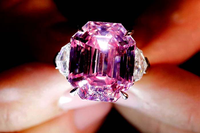 Leilão de diamante rosa bate recorde de US$ 50 milhões de dólares