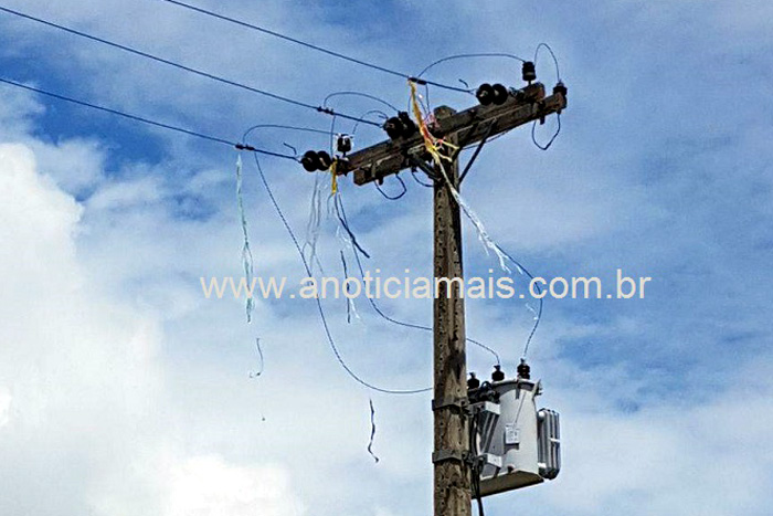 TARILÂNDIA – Adolescente leva descarga elétrica ao subir em poste