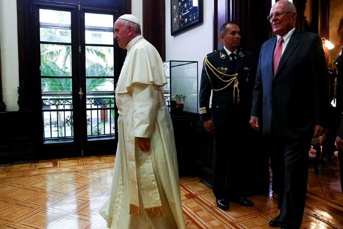 No Peru, Papa critica 'vírus' da corrupção na América Latina