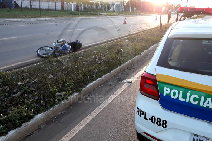 Motociclista morre após colidir em poste na Avenida Imigrantes