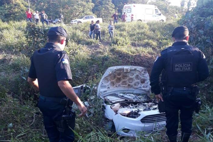 Motorista escapa da morte após sair da pista e cair em ribanceira