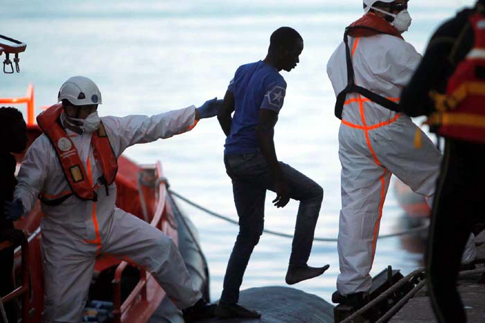 Barco com 230 imigrantes a bordo no Mediterrâneo continua sem destino