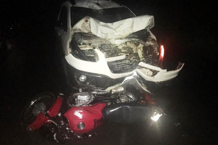 Acidente entre carro e moto deixa uma pessoa morta e duas feridas