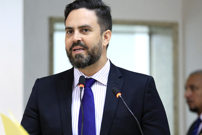 Deputado Léo Moraes homenageia delegado da Civil e sargento da PM