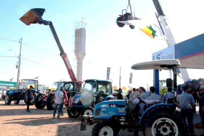 Governo entrega tratores e equipamentos para prefeituras na 7ª Rondônia Rural Show