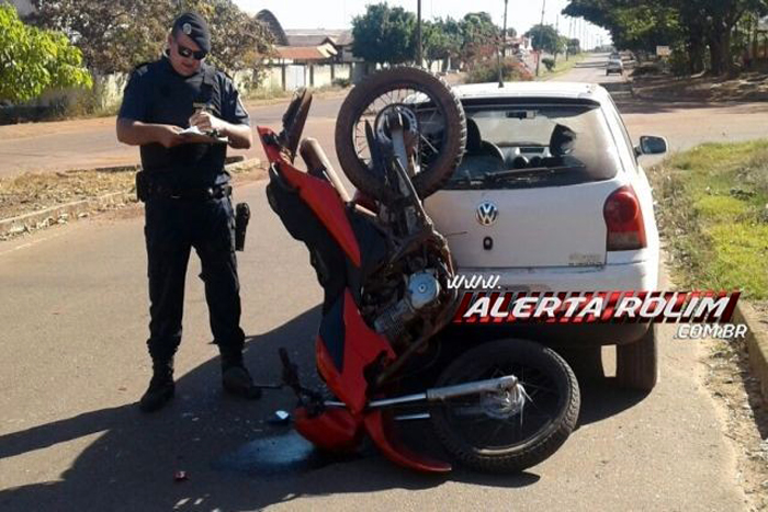 Motociclista colide na traseira de carro estacionado em Rolim de Moura