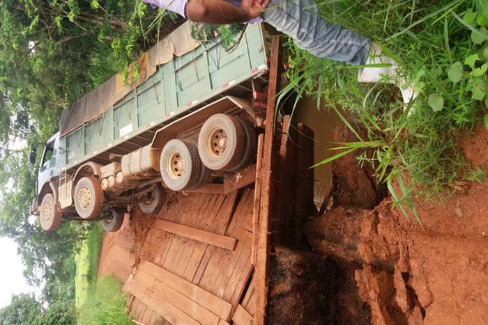 JARU: Caminhão carregado com milho cai em rio após ponte quebrar