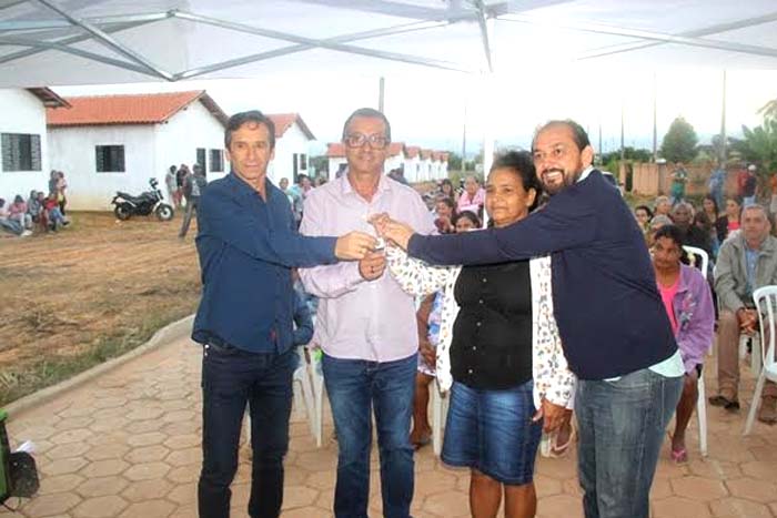 Laerte Gomes participa de entrega 40 casas populares em Vale do Paraíso