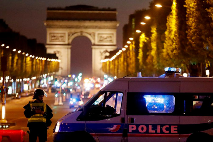 Um policial morre e outro fica ferido em tiroteio na Champs Elysées