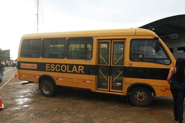 Ônibus escolares são entregues à prefeitura de Buritis