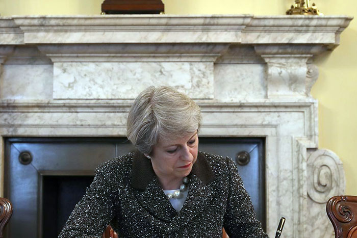 Primeira-ministra britânica assina carta que dá início ao 'brexit'