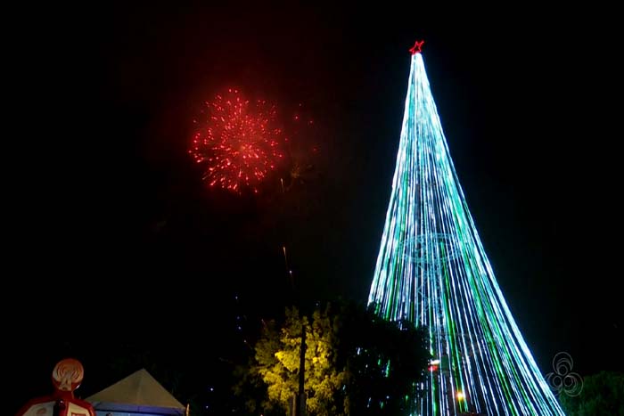Com 54 metros de altura, tradicional árvore de Natal é acesa 