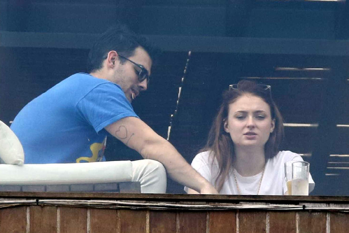 Joe Jonas e atriz de 'Game of Thrones' são vistos em hotel no Rio