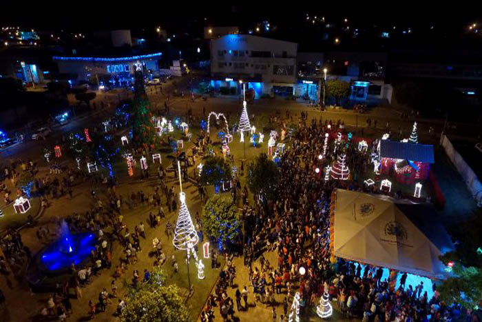 Decoração natalina da Praça Capitão Silvio de Farias é inaugurada 