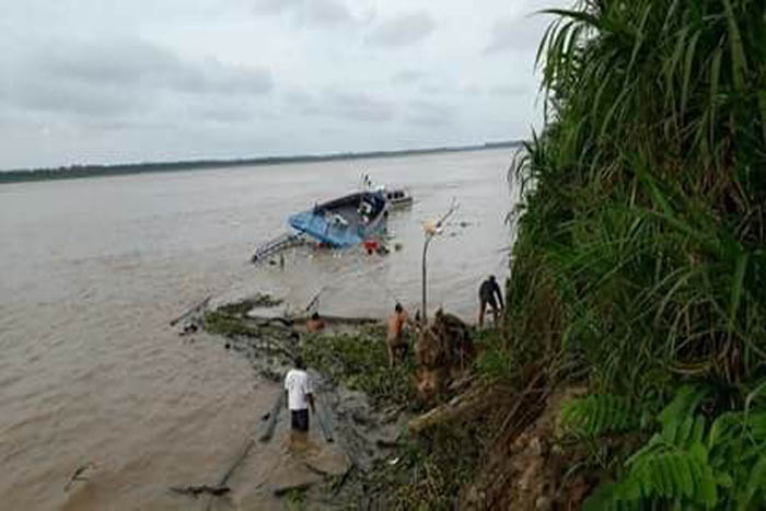 Barco com quase 40 passageiros naufraga no Rio Amazonas