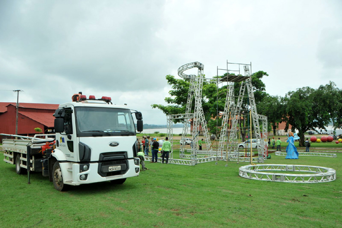Porto Velho: Árvore com mais de 20 metros começa a ser montada na EFMM