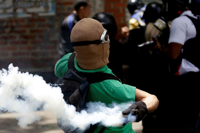 Parlamentares relatam agressão em protesto contra Maduro