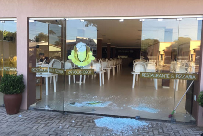Ladrão estoura porta de vidro e furta pizzaria em Ouro Preto do Oeste