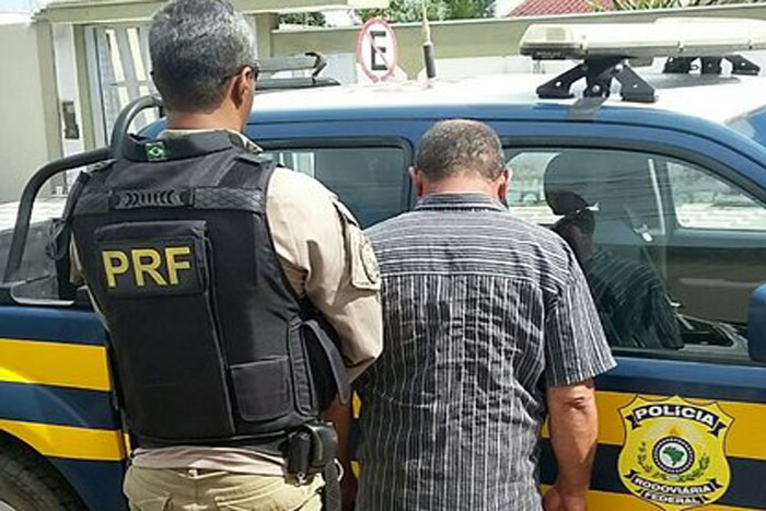  PRF prende caminhoneiro com mandado de prisão por tráfico de drogas