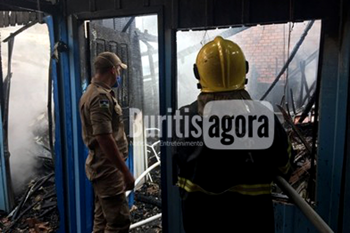 Buritis: Incêndio destrói parcialmente prédio comercial