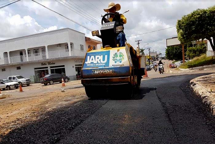 Operação tapa-buracos continua em ruas de Jaru
