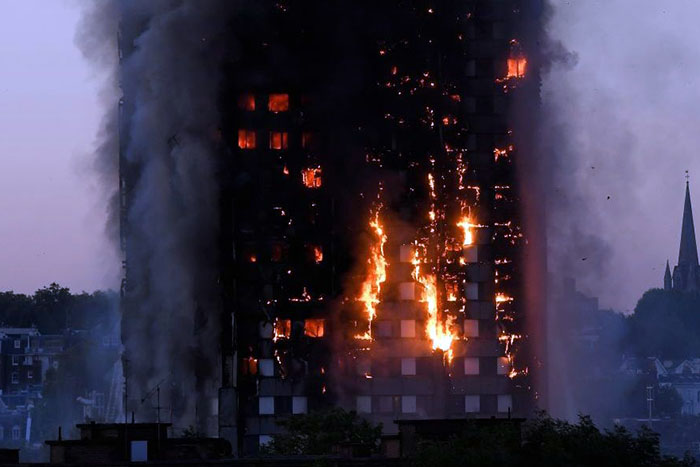 Prédio de 24 andares pega fogo em Londres