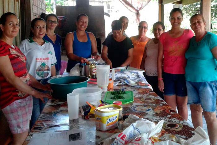 Processamento da mandioca oferece à mulheres alternativa para geração de renda familiar