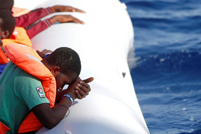 Barco naufraga e deixa 13 imigrantes mortos no Mediterrâneo
