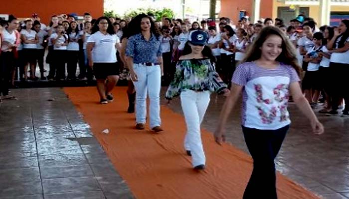Estudantes realizam desfile para depois “noticiar” em jornal produzido em escola 